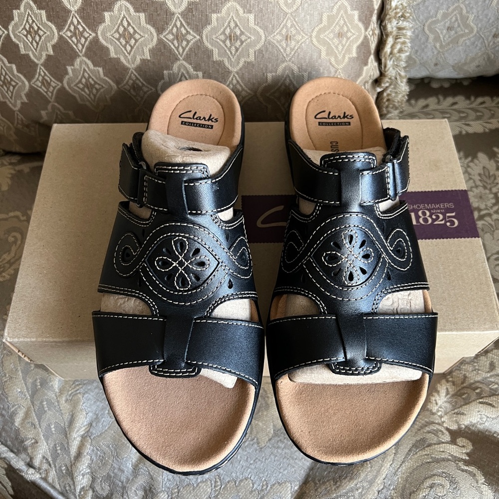 NWT black Clark’s sandals in size 10